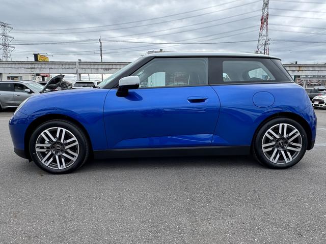 ＭＩＮＩ クーパーＥ　クラシック・トリム　弊社レンタ登録デモカー　クラシックトリム　ヘッドアップＤ　クルーズコントロール　Ｄアシスト　シートヒーター　ステアリングヒーター　タッチパネルナビ　リヤカメラ　ワイヤレスチャージ　ＥＴＣ　１７ＡＷ（5枚目）