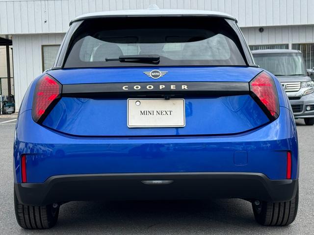 ＭＩＮＩ クーパーＥ　クラシック・トリム　弊社レンタ登録デモカー　クラシックトリム　ヘッドアップＤ　クルーズコントロール　Ｄアシスト　シートヒーター　ステアリングヒーター　タッチパネルナビ　リヤカメラ　ワイヤレスチャージ　ＥＴＣ　１７ＡＷ（11枚目）