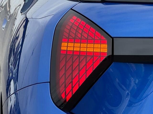 ＭＩＮＩ クーパーＥ　クラシック・トリム　弊社レンタ登録デモカー　クラシックトリム　ヘッドアップＤ　クルーズコントロール　Ｄアシスト　シートヒーター　ステアリングヒーター　タッチパネルナビ　リヤカメラ　ワイヤレスチャージ　ＥＴＣ　１７ＡＷ（15枚目）