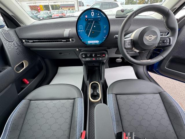 ＭＩＮＩ クーパーＥ　クラシック・トリム　弊社レンタ登録デモカー　クラシックトリム　ヘッドアップＤ　クルーズコントロール　Ｄアシスト　シートヒーター　ステアリングヒーター　タッチパネルナビ　リヤカメラ　ワイヤレスチャージ　ＥＴＣ　１７ＡＷ（16枚目）