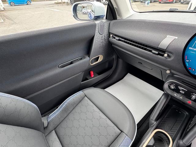 ＭＩＮＩ クーパーＥ　クラシック・トリム　弊社レンタ登録デモカー　クラシックトリム　ヘッドアップＤ　クルーズコントロール　Ｄアシスト　シートヒーター　ステアリングヒーター　タッチパネルナビ　リヤカメラ　ワイヤレスチャージ　ＥＴＣ　１７ＡＷ（27枚目）