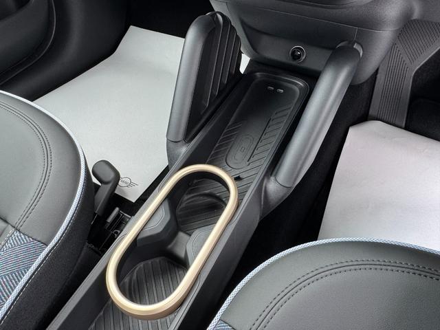 ＭＩＮＩ クーパーＥ　クラシック・トリム　弊社レンタ登録デモカー　クラシックトリム　ヘッドアップＤ　クルーズコントロール　Ｄアシスト　シートヒーター　ステアリングヒーター　タッチパネルナビ　リヤカメラ　ワイヤレスチャージ　ＥＴＣ　１７ＡＷ（29枚目）