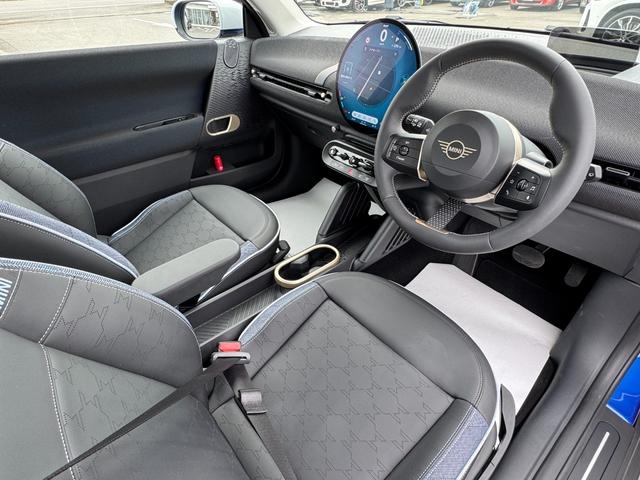 ＭＩＮＩ クーパーＥ　クラシック・トリム　弊社レンタ登録デモカー　クラシックトリム　ヘッドアップＤ　クルーズコントロール　Ｄアシスト　シートヒーター　ステアリングヒーター　タッチパネルナビ　リヤカメラ　ワイヤレスチャージ　ＥＴＣ　１７ＡＷ（32枚目）