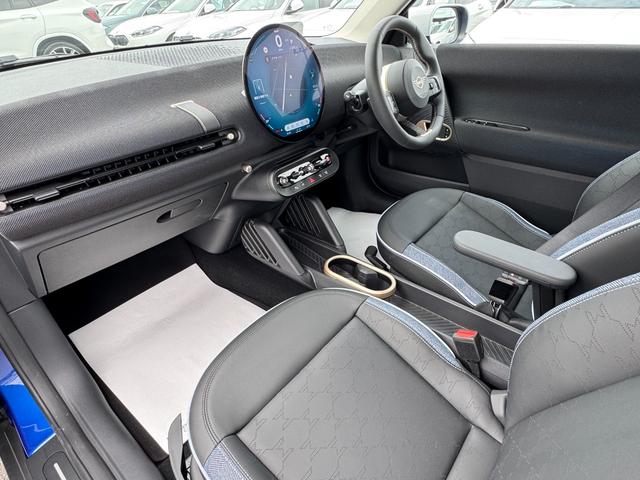 ＭＩＮＩ クーパーＥ　クラシック・トリム　弊社レンタ登録デモカー　クラシックトリム　ヘッドアップＤ　クルーズコントロール　Ｄアシスト　シートヒーター　ステアリングヒーター　タッチパネルナビ　リヤカメラ　ワイヤレスチャージ　ＥＴＣ　１７ＡＷ（34枚目）