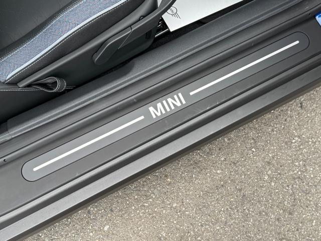ＭＩＮＩ クーパーＥ　クラシック・トリム　弊社レンタ登録デモカー　クラシックトリム　ヘッドアップＤ　クルーズコントロール　Ｄアシスト　シートヒーター　ステアリングヒーター　タッチパネルナビ　リヤカメラ　ワイヤレスチャージ　ＥＴＣ　１７ＡＷ（41枚目）