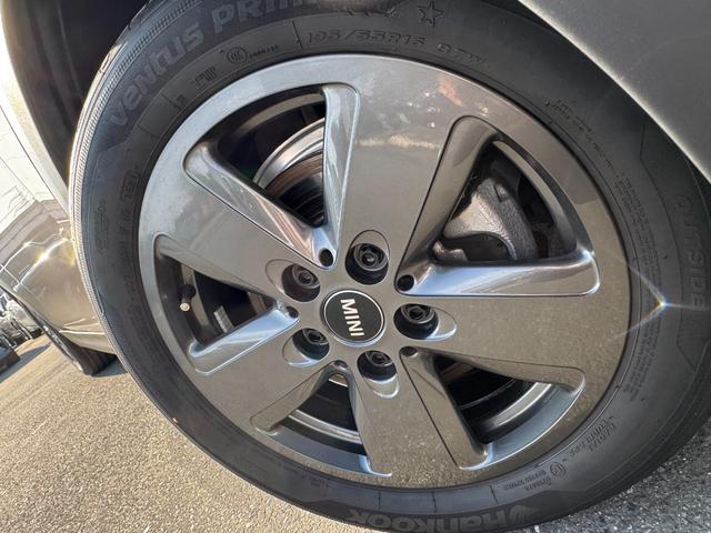 MINI クーパー タッチパネルナビ リヤカメラ シートヒーター 黒半革シート 16インチAW アクティブクルーズコントロール ドライビングアシスト Bluetooth コンフォートアクセス 1オーナー 禁煙車(10枚目)