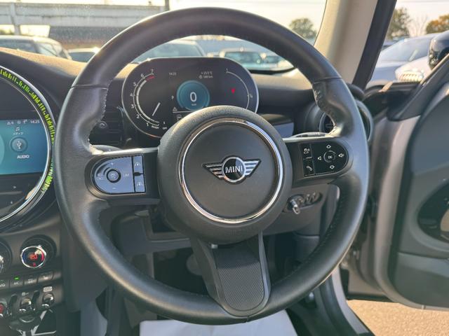 MINI クーパー タッチパネルナビ リヤカメラ シートヒーター 黒半革シート 16インチAW アクティブクルーズコントロール ドライビングアシスト Bluetooth コンフォートアクセス 1オーナー 禁煙車(17枚目)