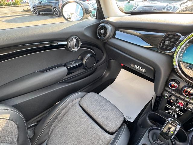 MINI クーパー タッチパネルナビ リヤカメラ シートヒーター 黒半革シート 16インチAW アクティブクルーズコントロール ドライビングアシスト Bluetooth コンフォートアクセス 1オーナー 禁煙車(26枚目)