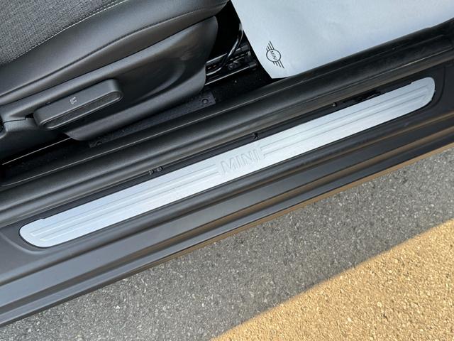 MINI クーパー タッチパネルナビ リヤカメラ シートヒーター 黒半革シート 16インチAW アクティブクルーズコントロール ドライビングアシスト Bluetooth コンフォートアクセス 1オーナー 禁煙車(45枚目)