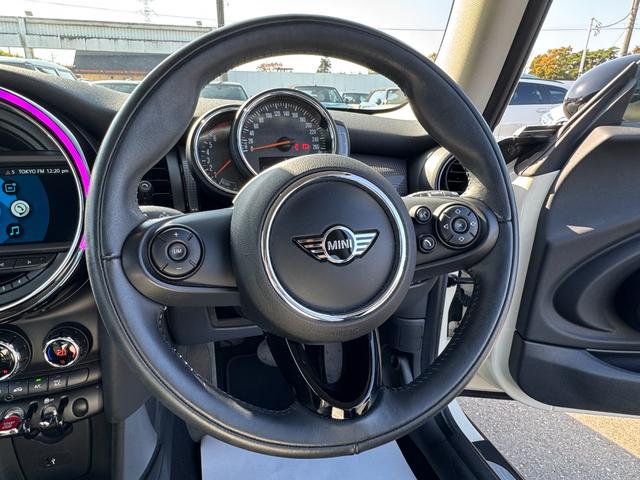 MINI クーパー タッチパネルナビ ドライビングアシスト 15インチアルミ LEDヘッドライト LDEフォグライト コンフォートアクセス アイドリングストップ アンビエントライト 禁煙車(17枚目)