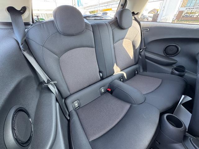 MINI クーパー タッチパネルナビ ドライビングアシスト 15インチアルミ LEDヘッドライト LDEフォグライト コンフォートアクセス アイドリングストップ アンビエントライト 禁煙車(33枚目)