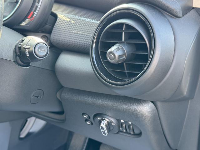 MINI クーパー タッチパネルナビ ドライビングアシスト 15インチアルミ LEDヘッドライト LDEフォグライト コンフォートアクセス アイドリングストップ アンビエントライト 禁煙車(41枚目)