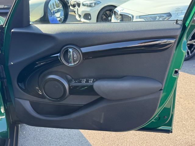 MINI クーパーD 60周年記念車 茶革 シートヒーター タッチパネルナビ 社外フルセグTV リヤカメラ クルーズコントロール ドライビングアシスト 17インチAW LEDヘッドライト Bluetooth 禁煙車(40枚目)