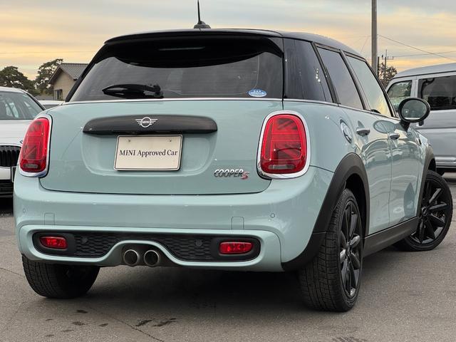 ＭＩＮＩ アイスブルーブラックエディション　３８０台限定車　６速ＭＴ　ペッパーＰＫＧ　１７インチＡＷ　ＡＣＣ　Ｄアシスト　タッチパネルナビ　リヤカメラ　Ｂｌｕｅｔｏｏｔｈ　ＥＴＣ２．０　コンフォートアクセス　１オーナー車　禁煙車（6枚目）