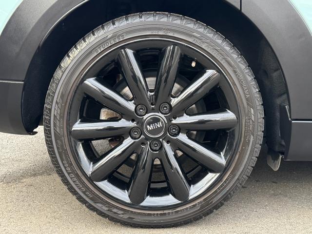 ＭＩＮＩ アイスブルーブラックエディション　３８０台限定車　６速ＭＴ　ペッパーＰＫＧ　１７インチＡＷ　ＡＣＣ　Ｄアシスト　タッチパネルナビ　リヤカメラ　Ｂｌｕｅｔｏｏｔｈ　ＥＴＣ２．０　コンフォートアクセス　１オーナー車　禁煙車（10枚目）