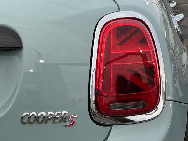 ＭＩＮＩ アイスブルーブラックエディション　３８０台限定車　６速ＭＴ　ペッパーＰＫＧ　１７インチＡＷ　ＡＣＣ　Ｄアシスト　タッチパネルナビ　リヤカメラ　Ｂｌｕｅｔｏｏｔｈ　ＥＴＣ２．０　コンフォートアクセス　１オーナー車　禁煙車（12枚目）