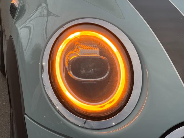 ＭＩＮＩ アイスブルーブラックエディション　３８０台限定車　６速ＭＴ　ペッパーＰＫＧ　１７インチＡＷ　ＡＣＣ　Ｄアシスト　タッチパネルナビ　リヤカメラ　Ｂｌｕｅｔｏｏｔｈ　ＥＴＣ２．０　コンフォートアクセス　１オーナー車　禁煙車（13枚目）