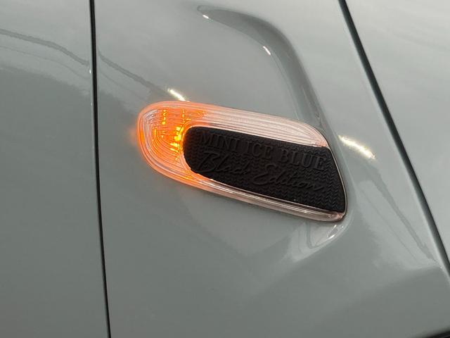 ＭＩＮＩ アイスブルーブラックエディション　３８０台限定車　６速ＭＴ　ペッパーＰＫＧ　１７インチＡＷ　ＡＣＣ　Ｄアシスト　タッチパネルナビ　リヤカメラ　Ｂｌｕｅｔｏｏｔｈ　ＥＴＣ２．０　コンフォートアクセス　１オーナー車　禁煙車（14枚目）