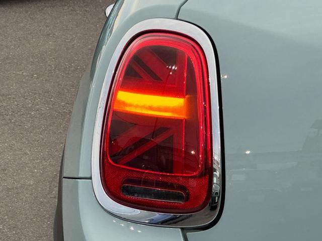 ＭＩＮＩ アイスブルーブラックエディション　３８０台限定車　６速ＭＴ　ペッパーＰＫＧ　１７インチＡＷ　ＡＣＣ　Ｄアシスト　タッチパネルナビ　リヤカメラ　Ｂｌｕｅｔｏｏｔｈ　ＥＴＣ２．０　コンフォートアクセス　１オーナー車　禁煙車（15枚目）