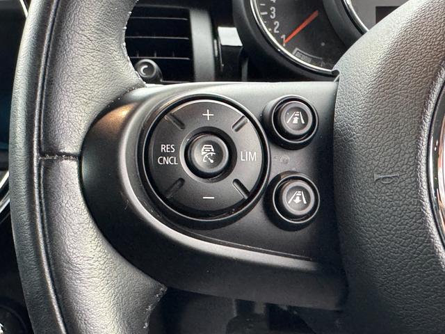 ＭＩＮＩ アイスブルーブラックエディション　３８０台限定車　６速ＭＴ　ペッパーＰＫＧ　１７インチＡＷ　ＡＣＣ　Ｄアシスト　タッチパネルナビ　リヤカメラ　Ｂｌｕｅｔｏｏｔｈ　ＥＴＣ２．０　コンフォートアクセス　１オーナー車　禁煙車（18枚目）