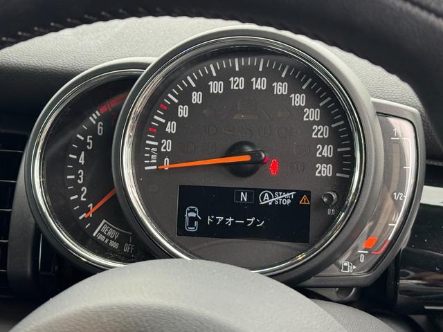 ＭＩＮＩ アイスブルーブラックエディション　３８０台限定車　６速ＭＴ　ペッパーＰＫＧ　１７インチＡＷ　ＡＣＣ　Ｄアシスト　タッチパネルナビ　リヤカメラ　Ｂｌｕｅｔｏｏｔｈ　ＥＴＣ２．０　コンフォートアクセス　１オーナー車　禁煙車（19枚目）