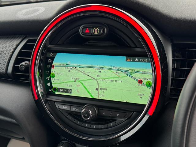 ＭＩＮＩ アイスブルーブラックエディション　３８０台限定車　６速ＭＴ　ペッパーＰＫＧ　１７インチＡＷ　ＡＣＣ　Ｄアシスト　タッチパネルナビ　リヤカメラ　Ｂｌｕｅｔｏｏｔｈ　ＥＴＣ２．０　コンフォートアクセス　１オーナー車　禁煙車（22枚目）