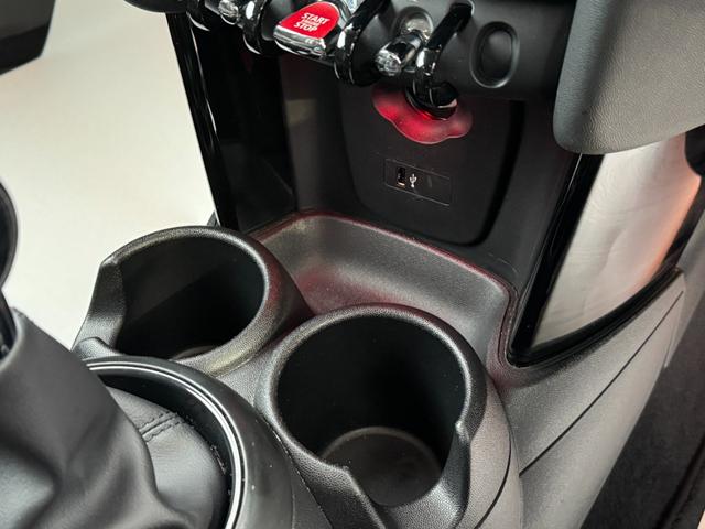 ＭＩＮＩ アイスブルーブラックエディション　３８０台限定車　６速ＭＴ　ペッパーＰＫＧ　１７インチＡＷ　ＡＣＣ　Ｄアシスト　タッチパネルナビ　リヤカメラ　Ｂｌｕｅｔｏｏｔｈ　ＥＴＣ２．０　コンフォートアクセス　１オーナー車　禁煙車（28枚目）