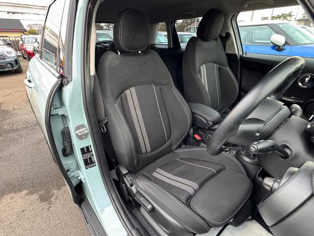 ＭＩＮＩ アイスブルーブラックエディション　３８０台限定車　６速ＭＴ　ペッパーＰＫＧ　１７インチＡＷ　ＡＣＣ　Ｄアシスト　タッチパネルナビ　リヤカメラ　Ｂｌｕｅｔｏｏｔｈ　ＥＴＣ２．０　コンフォートアクセス　１オーナー車　禁煙車（30枚目）