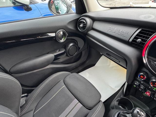 ＭＩＮＩ アイスブルーブラックエディション　３８０台限定車　６速ＭＴ　ペッパーＰＫＧ　１７インチＡＷ　ＡＣＣ　Ｄアシスト　タッチパネルナビ　リヤカメラ　Ｂｌｕｅｔｏｏｔｈ　ＥＴＣ２．０　コンフォートアクセス　１オーナー車　禁煙車（33枚目）