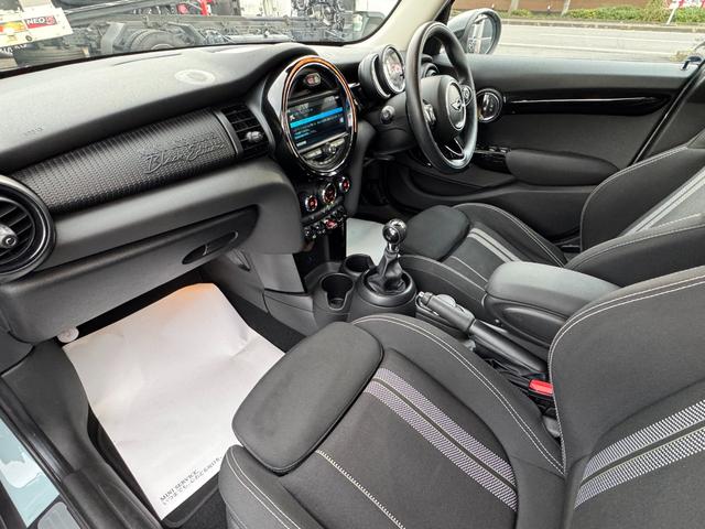 ＭＩＮＩ アイスブルーブラックエディション　３８０台限定車　６速ＭＴ　ペッパーＰＫＧ　１７インチＡＷ　ＡＣＣ　Ｄアシスト　タッチパネルナビ　リヤカメラ　Ｂｌｕｅｔｏｏｔｈ　ＥＴＣ２．０　コンフォートアクセス　１オーナー車　禁煙車（34枚目）
