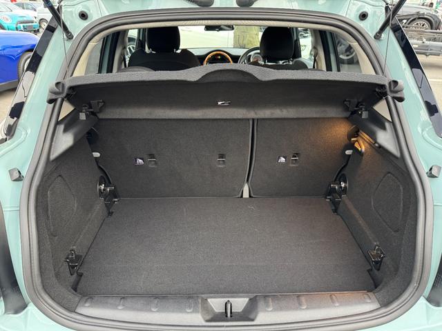 ＭＩＮＩ アイスブルーブラックエディション　３８０台限定車　６速ＭＴ　ペッパーＰＫＧ　１７インチＡＷ　ＡＣＣ　Ｄアシスト　タッチパネルナビ　リヤカメラ　Ｂｌｕｅｔｏｏｔｈ　ＥＴＣ２．０　コンフォートアクセス　１オーナー車　禁煙車（37枚目）