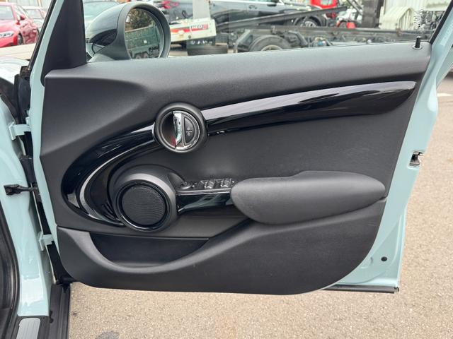 ＭＩＮＩ アイスブルーブラックエディション　３８０台限定車　６速ＭＴ　ペッパーＰＫＧ　１７インチＡＷ　ＡＣＣ　Ｄアシスト　タッチパネルナビ　リヤカメラ　Ｂｌｕｅｔｏｏｔｈ　ＥＴＣ２．０　コンフォートアクセス　１オーナー車　禁煙車（41枚目）