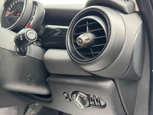 ＭＩＮＩ アイスブルーブラックエディション　３８０台限定車　６速ＭＴ　ペッパーＰＫＧ　１７インチＡＷ　ＡＣＣ　Ｄアシスト　タッチパネルナビ　リヤカメラ　Ｂｌｕｅｔｏｏｔｈ　ＥＴＣ２．０　コンフォートアクセス　１オーナー車　禁煙車（44枚目）
