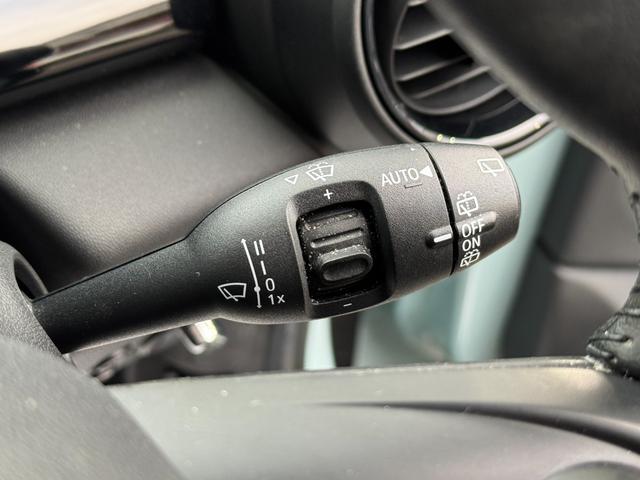 ＭＩＮＩ アイスブルーブラックエディション　３８０台限定車　６速ＭＴ　ペッパーＰＫＧ　１７インチＡＷ　ＡＣＣ　Ｄアシスト　タッチパネルナビ　リヤカメラ　Ｂｌｕｅｔｏｏｔｈ　ＥＴＣ２．０　コンフォートアクセス　１オーナー車　禁煙車（47枚目）