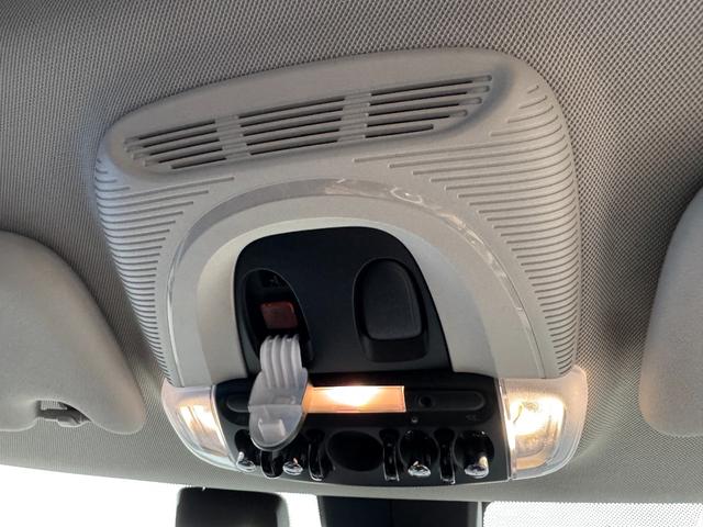 ＭＩＮＩ アイスブルーブラックエディション　３８０台限定車　６速ＭＴ　ペッパーＰＫＧ　１７インチＡＷ　ＡＣＣ　Ｄアシスト　タッチパネルナビ　リヤカメラ　Ｂｌｕｅｔｏｏｔｈ　ＥＴＣ２．０　コンフォートアクセス　１オーナー車　禁煙車（48枚目）