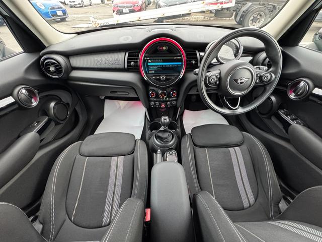 ＭＩＮＩ アイスブルーブラックエディション　３８０台限定車　６速ＭＴ　ペッパーＰＫＧ　１７インチＡＷ　ＡＣＣ　Ｄアシスト　タッチパネルナビ　リヤカメラ　Ｂｌｕｅｔｏｏｔｈ　ＥＴＣ２．０　コンフォートアクセス　１オーナー車　禁煙車（60枚目）
