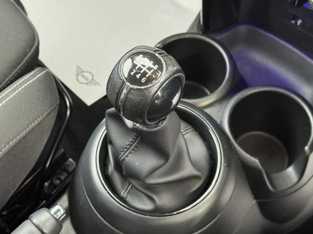 ＭＩＮＩ アイスブルーブラックエディション　３８０台限定車　６速ＭＴ　ペッパーＰＫＧ　１７インチＡＷ　ＡＣＣ　Ｄアシスト　タッチパネルナビ　リヤカメラ　Ｂｌｕｅｔｏｏｔｈ　ＥＴＣ２．０　コンフォートアクセス　１オーナー車　禁煙車（68枚目）