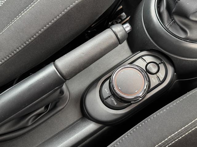 ＭＩＮＩ アイスブルーブラックエディション　３８０台限定車　６速ＭＴ　ペッパーＰＫＧ　１７インチＡＷ　ＡＣＣ　Ｄアシスト　タッチパネルナビ　リヤカメラ　Ｂｌｕｅｔｏｏｔｈ　ＥＴＣ２．０　コンフォートアクセス　１オーナー車　禁煙車（70枚目）
