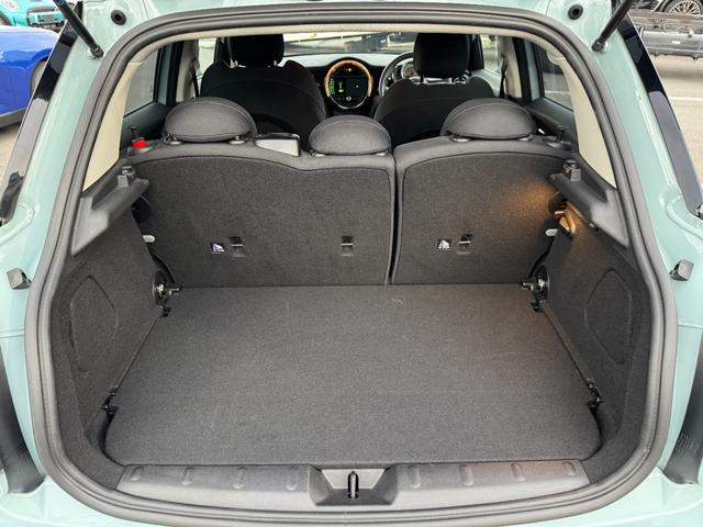 ＭＩＮＩ アイスブルーブラックエディション　３８０台限定車　６速ＭＴ　ペッパーＰＫＧ　１７インチＡＷ　ＡＣＣ　Ｄアシスト　タッチパネルナビ　リヤカメラ　Ｂｌｕｅｔｏｏｔｈ　ＥＴＣ２．０　コンフォートアクセス　１オーナー車　禁煙車（78枚目）