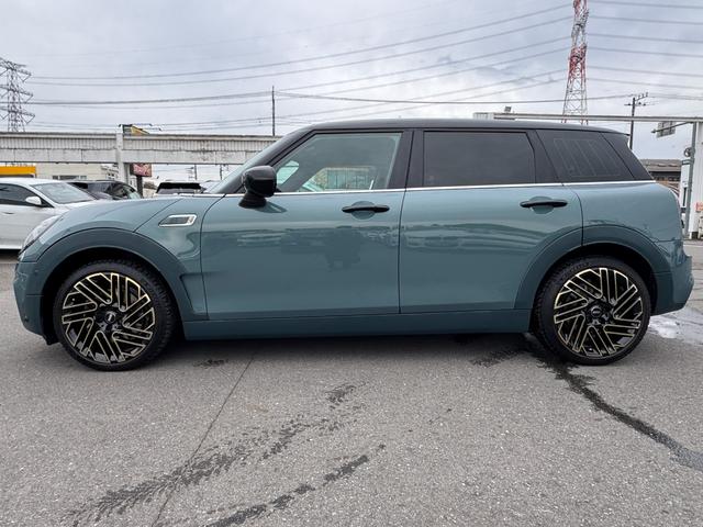 ＭＩＮＩ クーパーＳ　クラブマン　アントールド・エディション　ユアーズレザーセージグリーン　シートヒーター　タッチパネルモニター　アップルカープレイ　リヤカメラ　ワイヤレスチャージ　Ｂｌｕｅｔｏｏｔｈ　クルコン　Ｄアシスト　１８ＡＷ　当社下取車　１オーナ　禁煙車（5枚目）