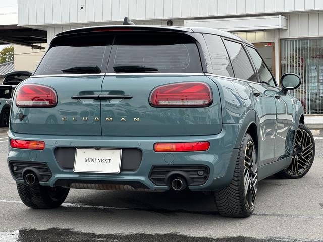 ＭＩＮＩ クーパーＳ　クラブマン　アントールド・エディション　ユアーズレザーセージグリーン　シートヒーター　タッチパネルモニター　アップルカープレイ　リヤカメラ　ワイヤレスチャージ　Ｂｌｕｅｔｏｏｔｈ　クルコン　Ｄアシスト　１８ＡＷ　当社下取車　１オーナ　禁煙車（6枚目）