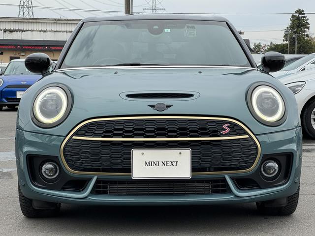 ＭＩＮＩ クーパーＳ　クラブマン　アントールド・エディション　ユアーズレザーセージグリーン　シートヒーター　タッチパネルモニター　アップルカープレイ　リヤカメラ　ワイヤレスチャージ　Ｂｌｕｅｔｏｏｔｈ　クルコン　Ｄアシスト　１８ＡＷ　当社下取車　１オーナ　禁煙車（7枚目）
