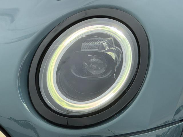 ＭＩＮＩ クーパーＳ　クラブマン　アントールド・エディション　ユアーズレザーセージグリーン　シートヒーター　タッチパネルモニター　アップルカープレイ　リヤカメラ　ワイヤレスチャージ　Ｂｌｕｅｔｏｏｔｈ　クルコン　Ｄアシスト　１８ＡＷ　当社下取車　１オーナ　禁煙車（8枚目）
