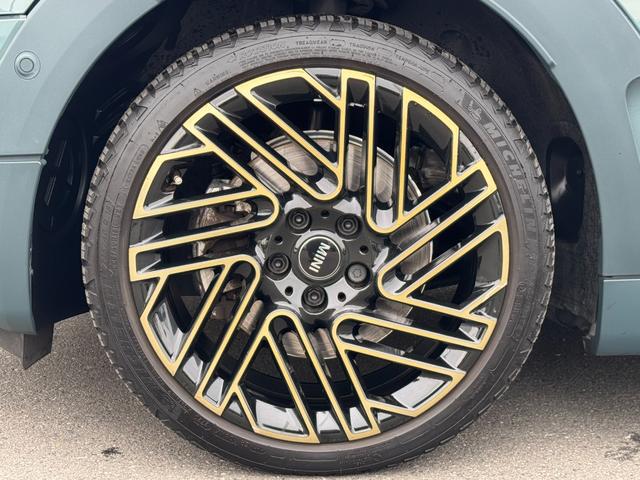 ＭＩＮＩ クーパーＳ　クラブマン　アントールド・エディション　ユアーズレザーセージグリーン　シートヒーター　タッチパネルモニター　アップルカープレイ　リヤカメラ　ワイヤレスチャージ　Ｂｌｕｅｔｏｏｔｈ　クルコン　Ｄアシスト　１８ＡＷ　当社下取車　１オーナ　禁煙車（10枚目）