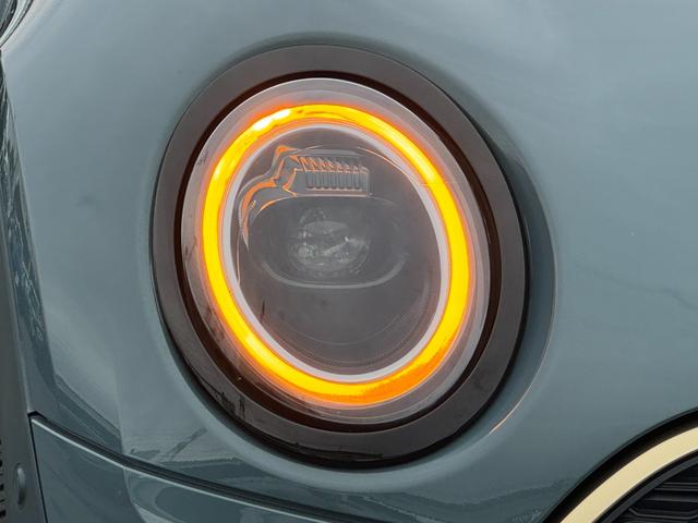 ＭＩＮＩ クーパーＳ　クラブマン　アントールド・エディション　ユアーズレザーセージグリーン　シートヒーター　タッチパネルモニター　アップルカープレイ　リヤカメラ　ワイヤレスチャージ　Ｂｌｕｅｔｏｏｔｈ　クルコン　Ｄアシスト　１８ＡＷ　当社下取車　１オーナ　禁煙車（13枚目）
