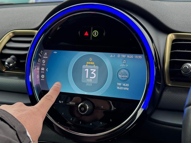 ＭＩＮＩ クーパーＳ　クラブマン　アントールド・エディション　ユアーズレザーセージグリーン　シートヒーター　タッチパネルモニター　アップルカープレイ　リヤカメラ　ワイヤレスチャージ　Ｂｌｕｅｔｏｏｔｈ　クルコン　Ｄアシスト　１８ＡＷ　当社下取車　１オーナ　禁煙車（21枚目）