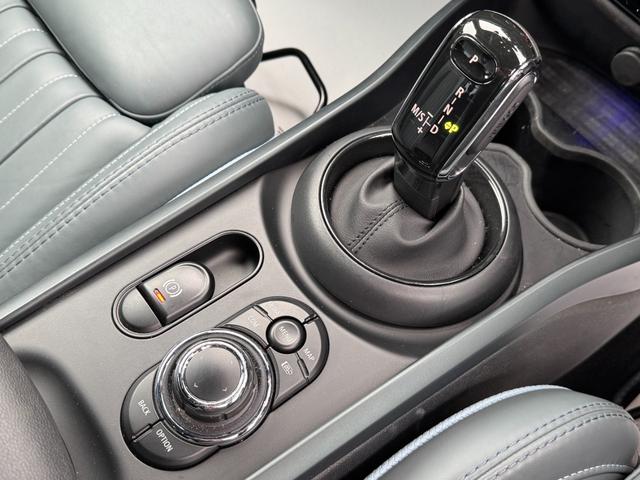 ＭＩＮＩ クーパーＳ　クラブマン　アントールド・エディション　ユアーズレザーセージグリーン　シートヒーター　タッチパネルモニター　アップルカープレイ　リヤカメラ　ワイヤレスチャージ　Ｂｌｕｅｔｏｏｔｈ　クルコン　Ｄアシスト　１８ＡＷ　当社下取車　１オーナ　禁煙車（28枚目）