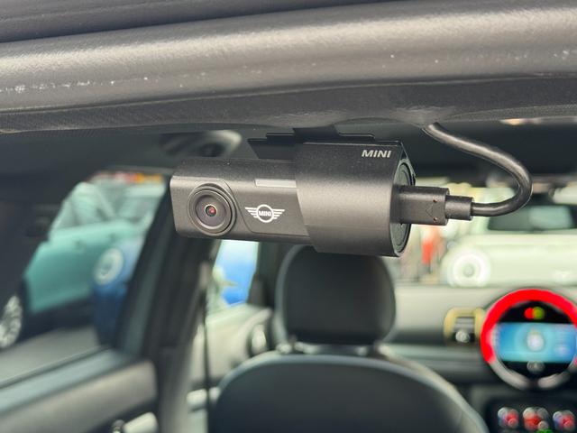 ＭＩＮＩ クーパーＳ　クラブマン　アントールド・エディション　ユアーズレザーセージグリーン　シートヒーター　タッチパネルモニター　アップルカープレイ　リヤカメラ　ワイヤレスチャージ　Ｂｌｕｅｔｏｏｔｈ　クルコン　Ｄアシスト　１８ＡＷ　当社下取車　１オーナ　禁煙車（49枚目）