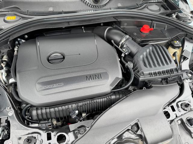 ＭＩＮＩ クーパーＳ　クラブマン　アントールド・エディション　ユアーズレザーセージグリーン　シートヒーター　タッチパネルモニター　アップルカープレイ　リヤカメラ　ワイヤレスチャージ　Ｂｌｕｅｔｏｏｔｈ　クルコン　Ｄアシスト　１８ＡＷ　当社下取車　１オーナ　禁煙車（50枚目）