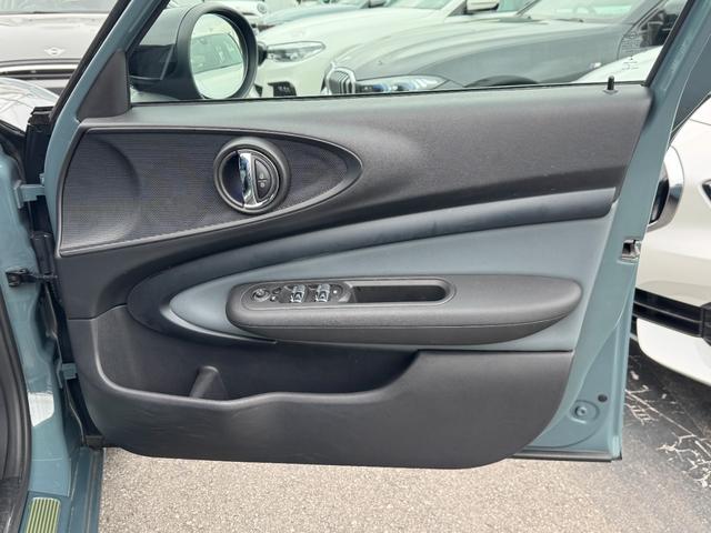 ＭＩＮＩ クーパーＳ　クラブマン　アントールド・エディション　ユアーズレザーセージグリーン　シートヒーター　タッチパネルモニター　アップルカープレイ　リヤカメラ　ワイヤレスチャージ　Ｂｌｕｅｔｏｏｔｈ　クルコン　Ｄアシスト　１８ＡＷ　当社下取車　１オーナ　禁煙車（51枚目）